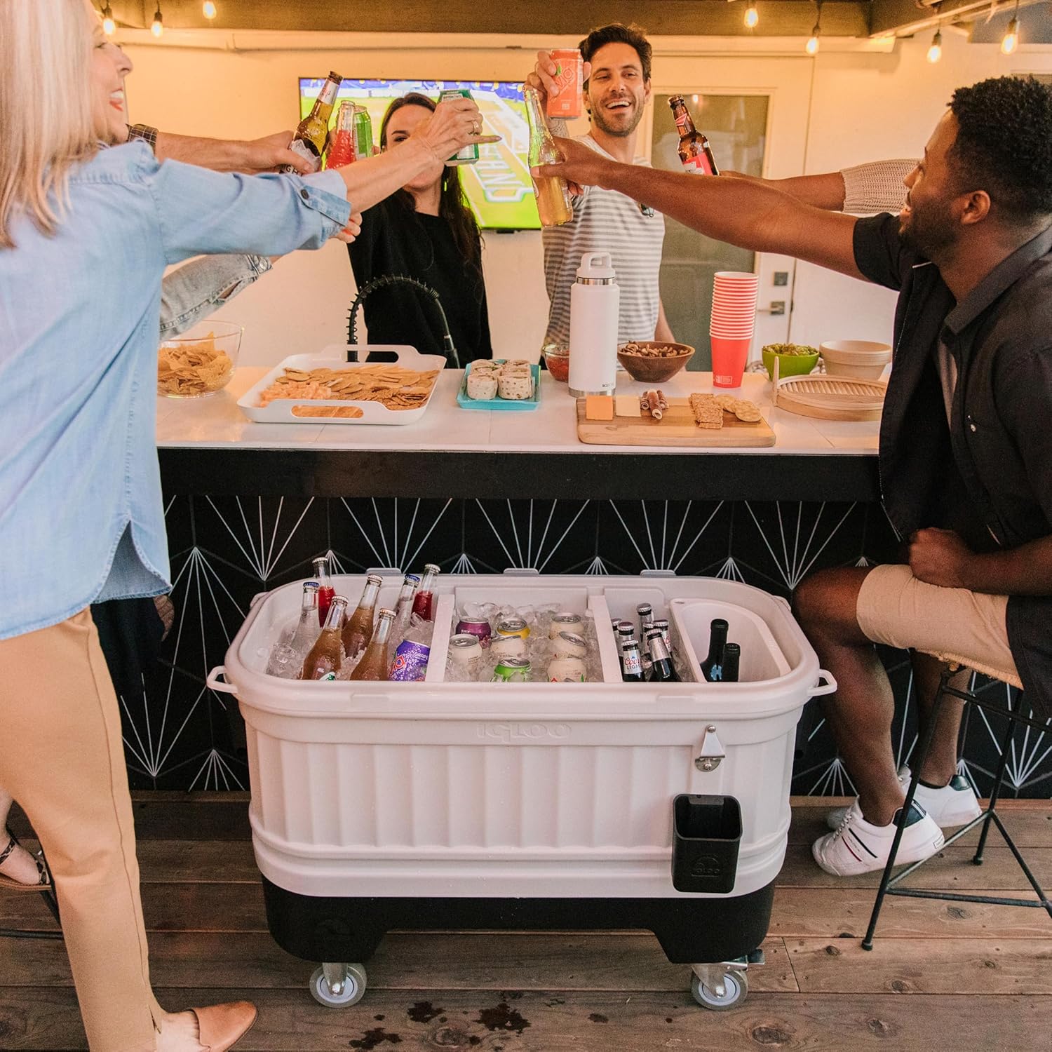 Igloo Hard Cooler | Polar & Party Bar Series | Insulated Ice Chests